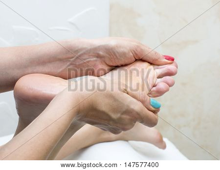 the process of foot massage treatments in the beauty salon