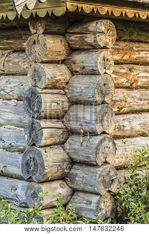 The angle of the old log house close-up.