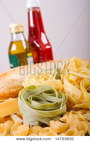 rå pasta, bröd, olivolja och tomatsås