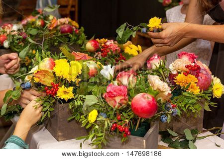 Floristic masterclass . Bouquet arrangement process .