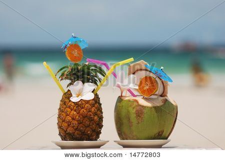 Tropiske cocktails på stranden