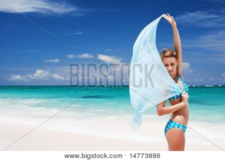 Kvinde med sarong på caribisk strand