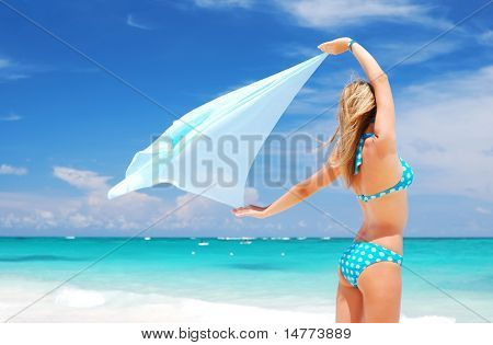Kvinde med sarong på caribisk strand