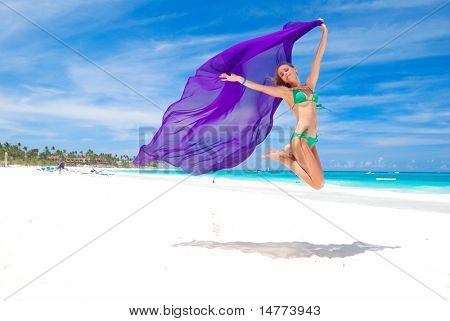 Kvinde med sarong på caribisk strand