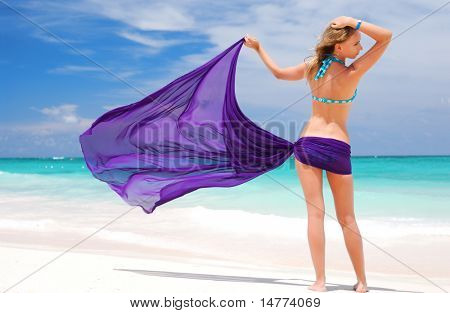 Kvinde med sarong på caribisk strand