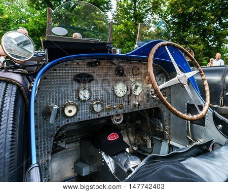 Editorial,16 September 2016: France: Xxxiii Festival Enthousiastes Bugatti In Molsheim. Elegant Retr