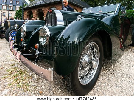 Editorial,16 September 2016: France: Xxxiii Festival Enthousiastes Bugatti In Molsheim. Elegant Retr