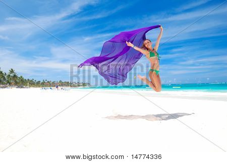 Kvinde med sarong på caribisk strand