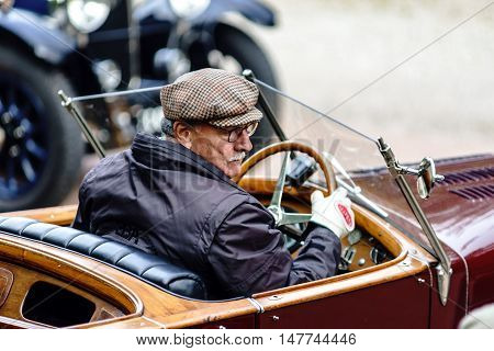 Editorial,16 September 2016: France: Xxxiii Festival Enthousiastes Bugatti In Molsheim. Elegant Retr
