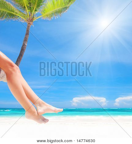 Kvinde på palm på caribisk strand