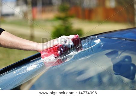 Lavagem no ar aberto do carro azul