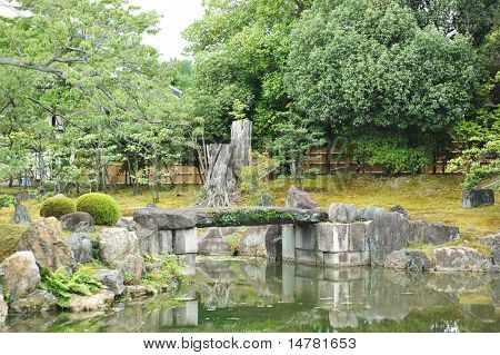 Giapponese parco vicino al castello di Nijo-Jo a Kyoto, Giappone