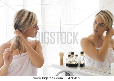 Blonde dans la salle de bain