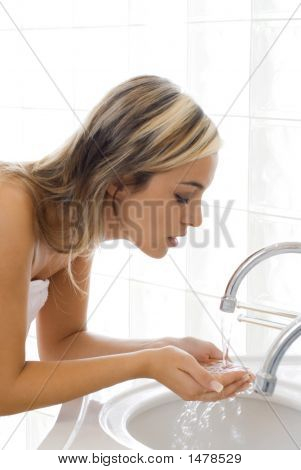 Blonde dans la salle de bain