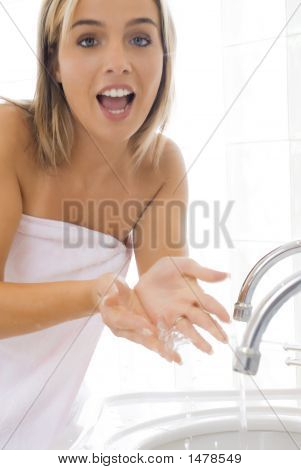 Blonde dans la salle de bain