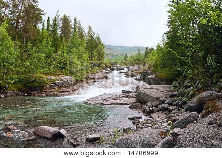 Fiume rapido flusso nelle montagne di Hibins In Russia