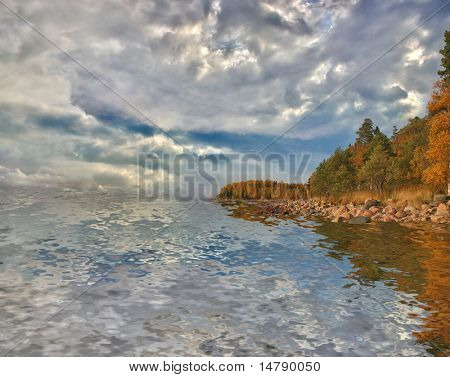 pobřeží s kameny a Les na podzim