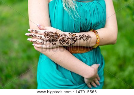 Henna Tattoo Hund he vumans trends Floral desizhn. mehendi