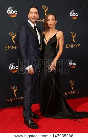 LOS ANGELES - SEP 18:  David Schwimmer, Zoe Buckman at the 2016 Primetime Emmy Awards - Arrivals at the Microsoft Theater on September 18, 2016 in Los Angeles, CA