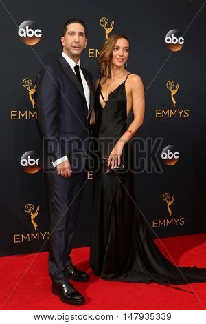 LOS ANGELES - SEP 18:  David Schwimmer, Zoe Buckman at the 2016 Primetime Emmy Awards - Arrivals at the Microsoft Theater on September 18, 2016 in Los Angeles, CA