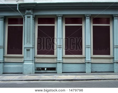 Escaparates en blanco en una calle