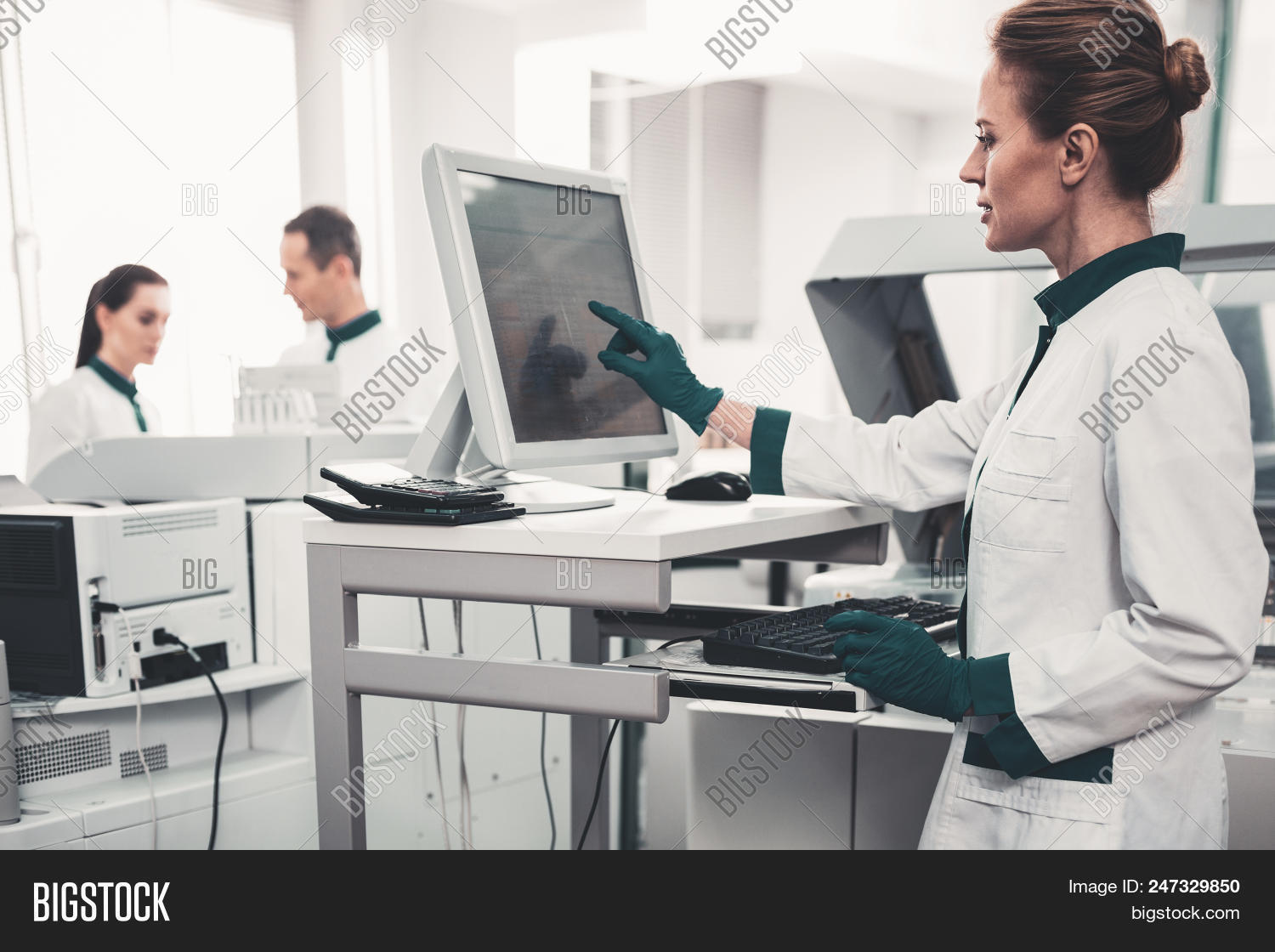 Девушка лаборант за компьютером. Генетические лаборатории в россии. Лаборант информатики. Лаборатория исследования. Учитель информатики женщина.