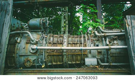 Submarine Boat Vehicle  Rustry Motor Oil Engine