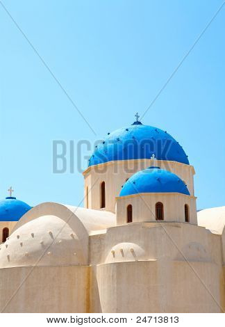 Kopule kostela ve městě Perissa, Santorini, Řecko