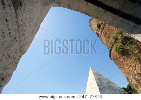 Rome, Roma, Piramide Cestia, Italy, Lazio, Europe