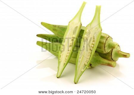 frisk rå okra bælg (Abelmoschus esculentus)