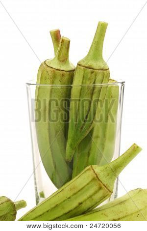 frisk rå okra bælg (Abelmoschus esculentus) i et glas