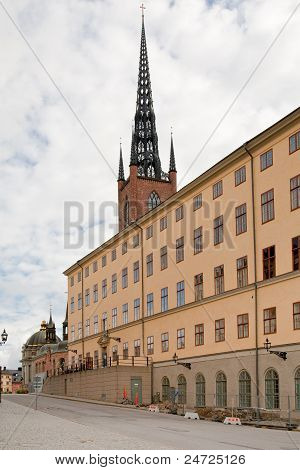 Wrangelska Backen Street a pohled na církev rytířů ve Stockholmu