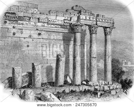 Colonnade of the Temple of the Sun, in Balbek, vintage engraved illustration. Magasin Pittoresque 1855.