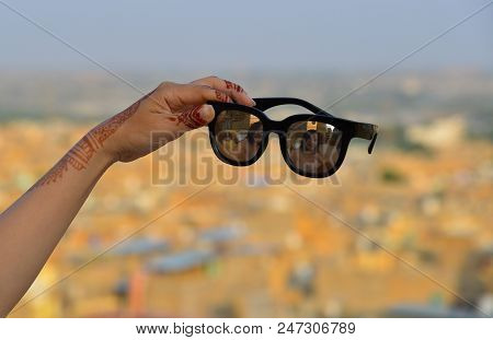 Wowan Hand Holding Sunglasses