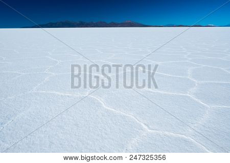 Salar de Uyuni salt flat with cell patterns during sunny day, Uyuni, Bolivia