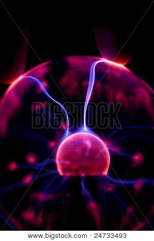 Due dita toccare la lampada al Plasma