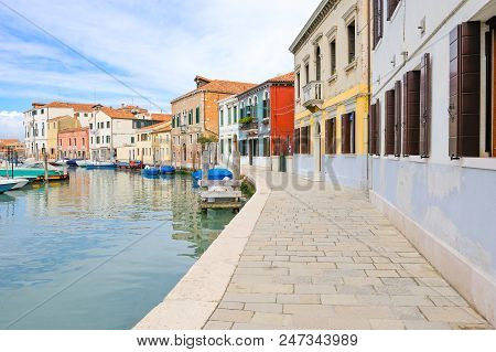 Murano, Italy - April 25, 2008: Lagoon Of Venice,  Houses  And Boats On Ponte Lungo Canal.