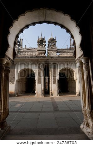 Intrincada arquitectura musulmana en las tumbas de paigah en hyderabad, India