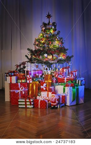 Cajas de regalo bajo el árbol de Navidad