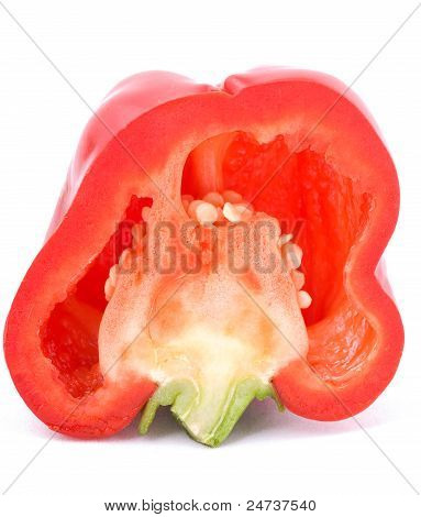 Corte a pimenta vermelha em um fundo branco