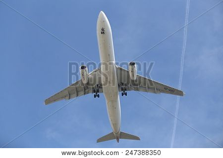 Airplane Approach To Landing