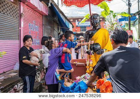 Kathin Ceremony At Thai Temple (wat Thai)
