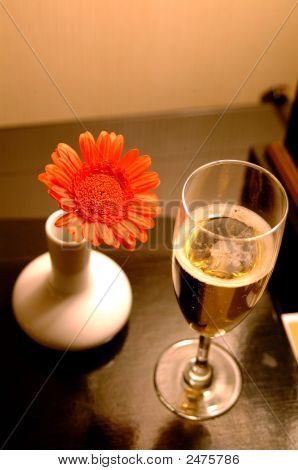 Copo de vinho com flor