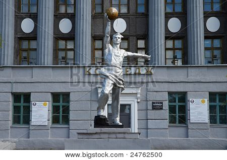 Vorkuta. Monumento cerca de un Colegio de edificio de minería