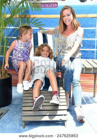 LOS ANGELES - JUN 30:  Kendra Wilkinson, Hank Baskett IV and Alijah Baskett arrives to the 'Hotel Transylvania 3: Summer Vacation' World Premiere  on June 30, 2018 in Hollywood, CA                