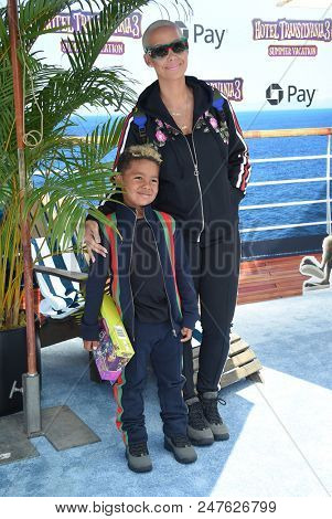 LOS ANGELES - JUN 30:  Amber Rose and Sebastian Taylor Thomaz arrives to the 'Hotel Transylvania 3: Summer Vacation' World Premiere  on June 30, 2018 in Hollywood, CA                