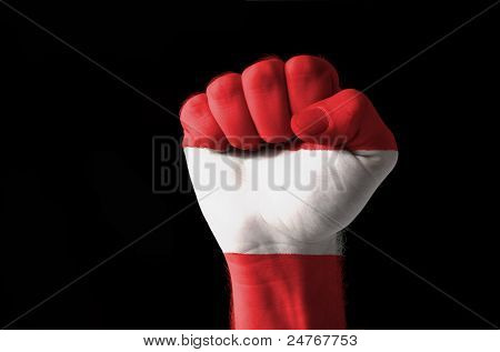 Puño pintada con colores de la bandera de Austria