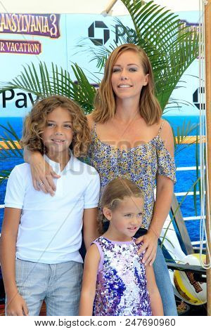 LOS ANGELES - JUN 30:  Hank Baskett IV, Alijah Mary Baskett, Kendra Wilkinson at the 