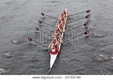 Huit féminines de l'Université de l'Oklahoma courses à la tête de Charles Regatta