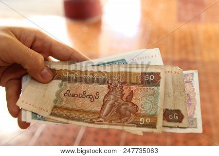 Myanmar Banknotes (mm, Mmr ,kyat)  Were Unfolded In Hand